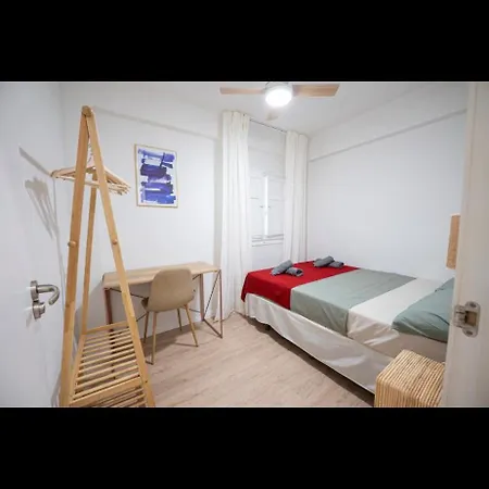 Habitación Luminosa En Piso Compartido * Valencia