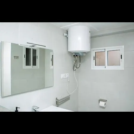 Habitación Luminosa En Piso Compartido *